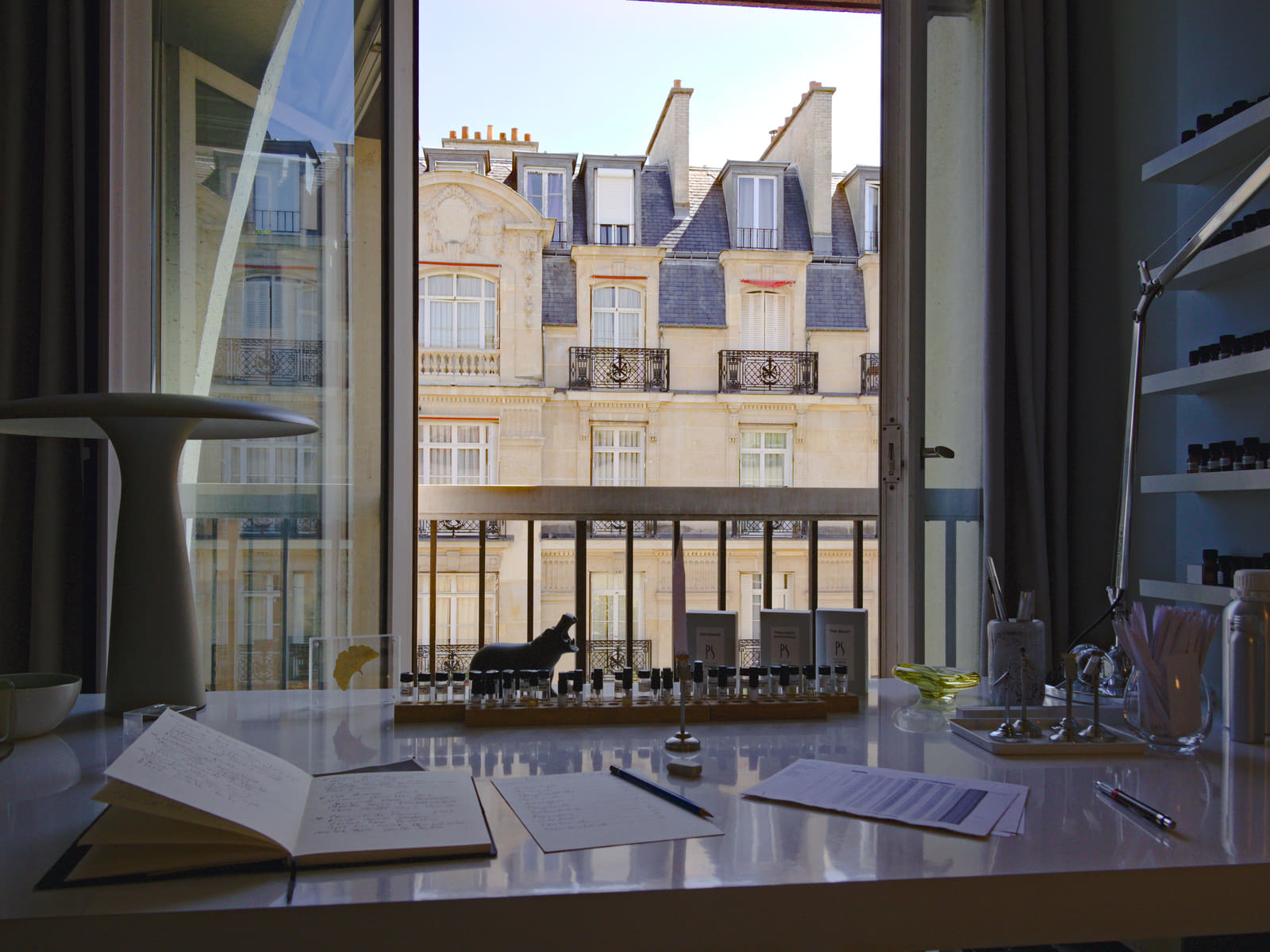 vue sur Paris depuis la fenêtre de l'atelier de creation de la marque PARFUMS SUERO