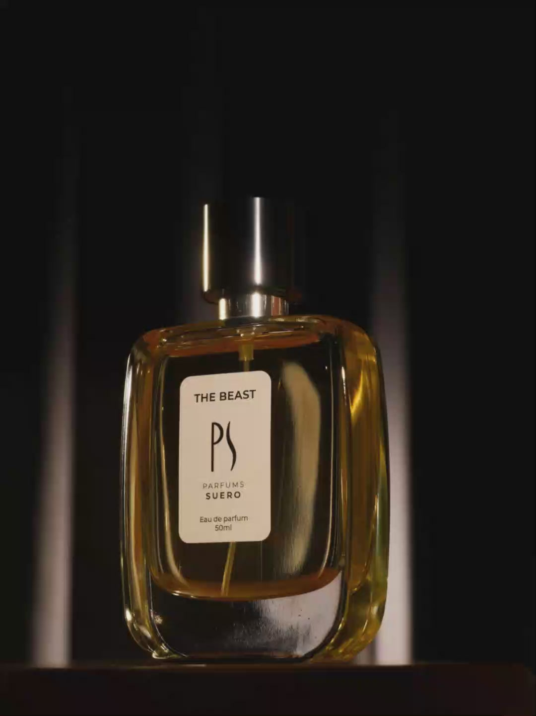 le Flacon The BEAST de la marque PARFUMS SUERO est éclairé par le scintillement d'une flamme