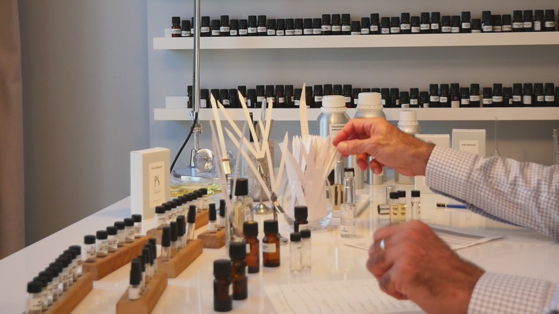 dans l'atelier du parfumeur Fabrice SUERO travaille à ses compositions il sent une mouillette de parfum