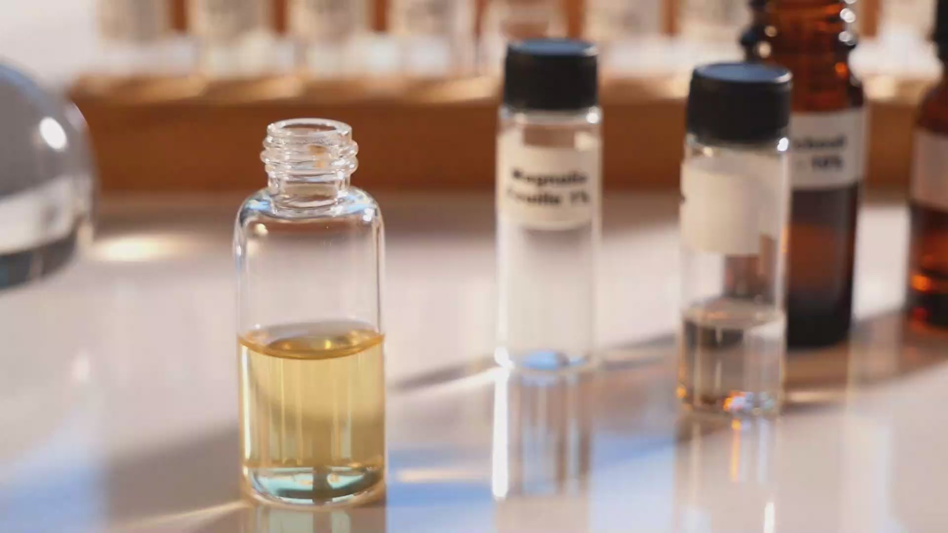 video dans l'atelier du parfumeur de la marque Parfums SUERO, on voit sur le  parfumeur mélanger des ingrédients