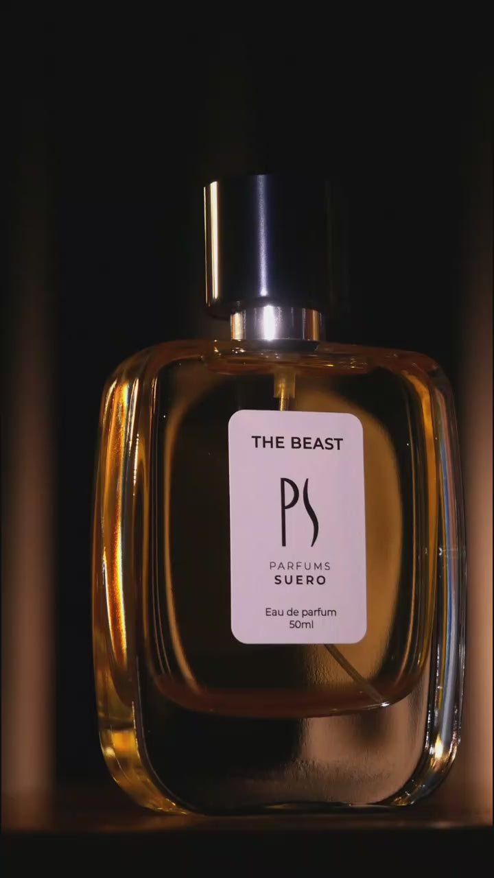le Flacon The BEAST de la marque PARFUMS SUERO est éclairé par le scintillement d'une flamme